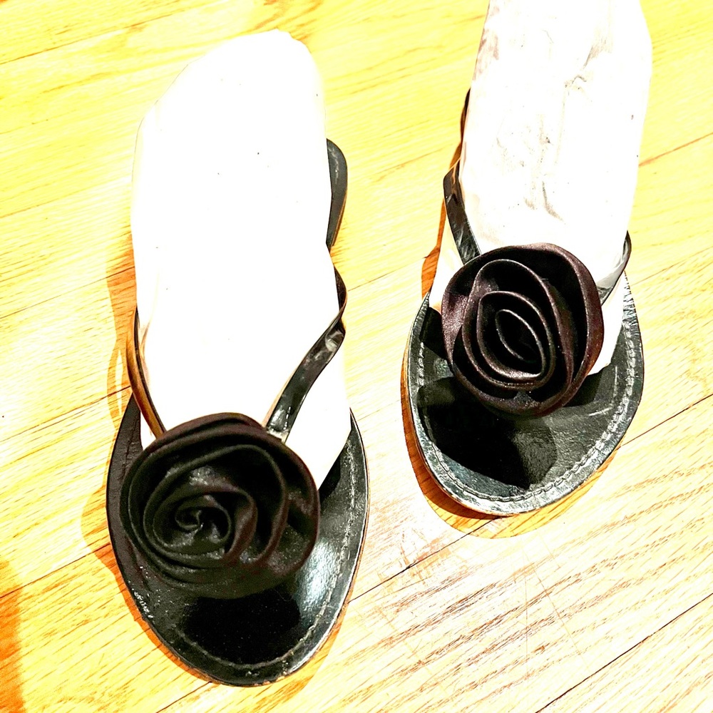 BCBG girl rosette sandals in black